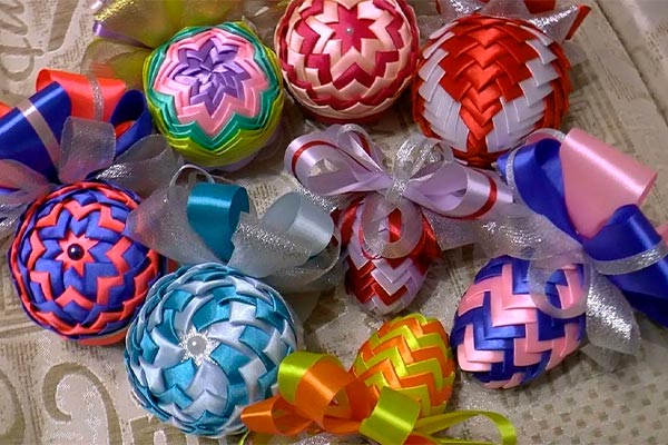 Игрушки из атласных лент в виде шаров