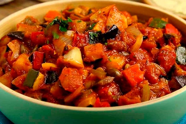 Кабачки, тушенные с помидорами и перцем
