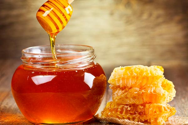 Мед не только восхитителен и сладок на вкус, но природа наполнила его бесчисленными преимуществами для здоровья. Вы не поверите, что это вещество прекрасно работает в качестве подсластителя и может лечить ряд проблем со здоровьем, включая простуду и кашель, потерю веса и даже здоровье сердечно-сосудистой системы.